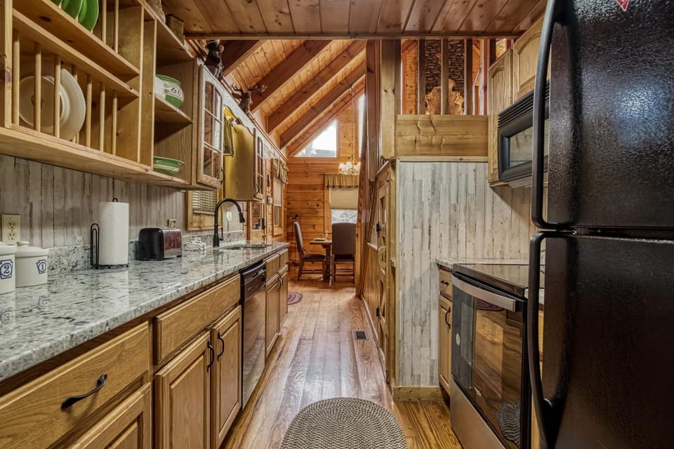 Kitchen or kitchenette, Dining area, dishwasher, microwave, oven, stove, toaster