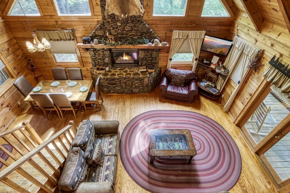 Natural landscape, TV and multimedia, Living room, Seating area, Dining area, fireplace