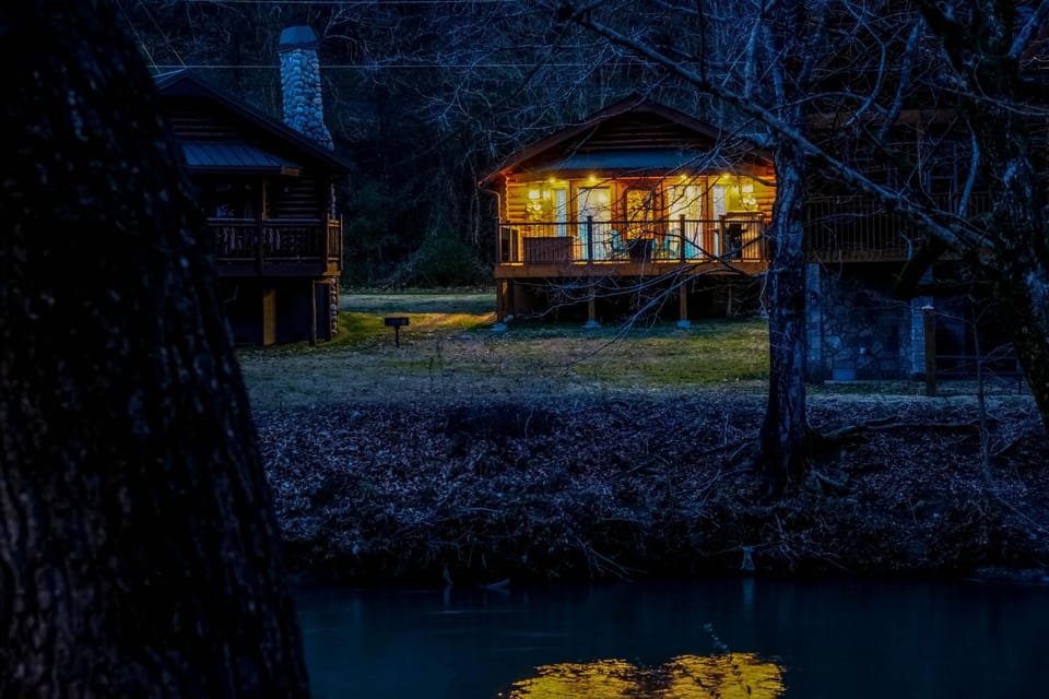 Property building, Night, Neighbourhood, Natural landscape, Winter, Fishing, Fishing, Hot Tub, Hot Tub, View (from property/room), View (from property/room), Balcony/Terrace, Balcony/Terrace, Decorative detail, Decorative detail, Seating area, Pets, Pets, Mountain view, Mountain view, River view, River view, pet friendly, pet friendly