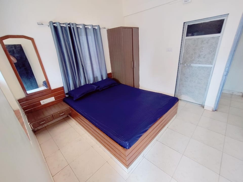 Bed, Photo of the whole room, wardrobe