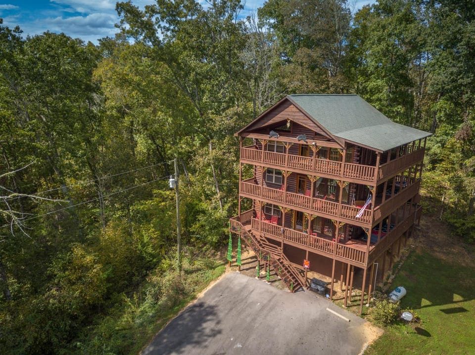 Property building, Day, Natural landscape, Bird's eye view, Balcony/Terrace, Parking