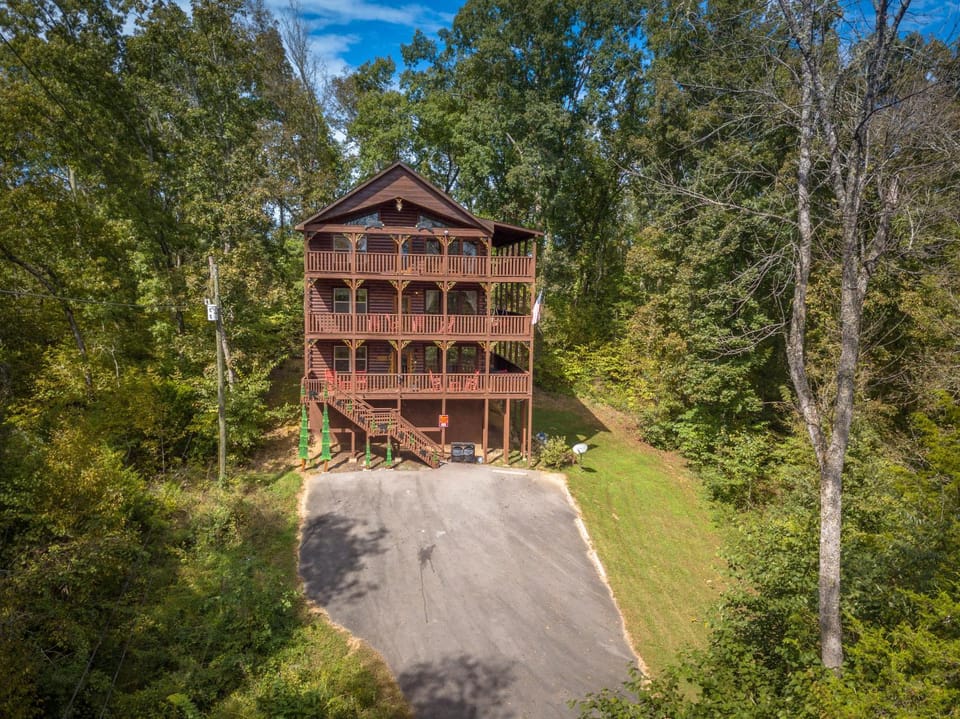 Property building, Day, Natural landscape, Bird's eye view, Balcony/Terrace, Parking
