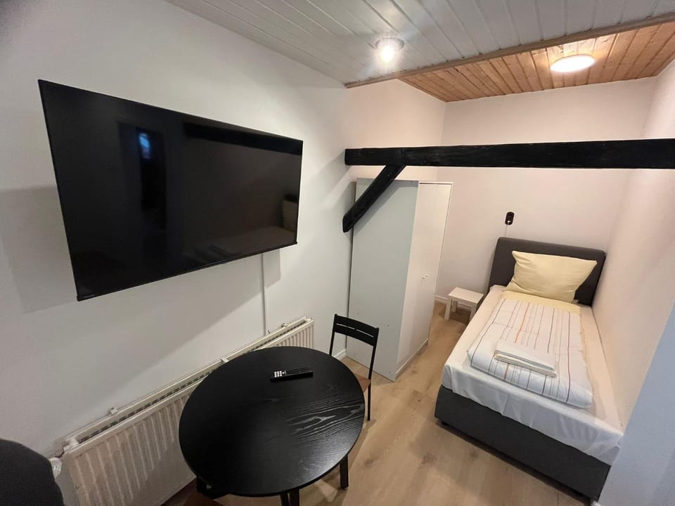 Bed, TV and multimedia, Bedroom
