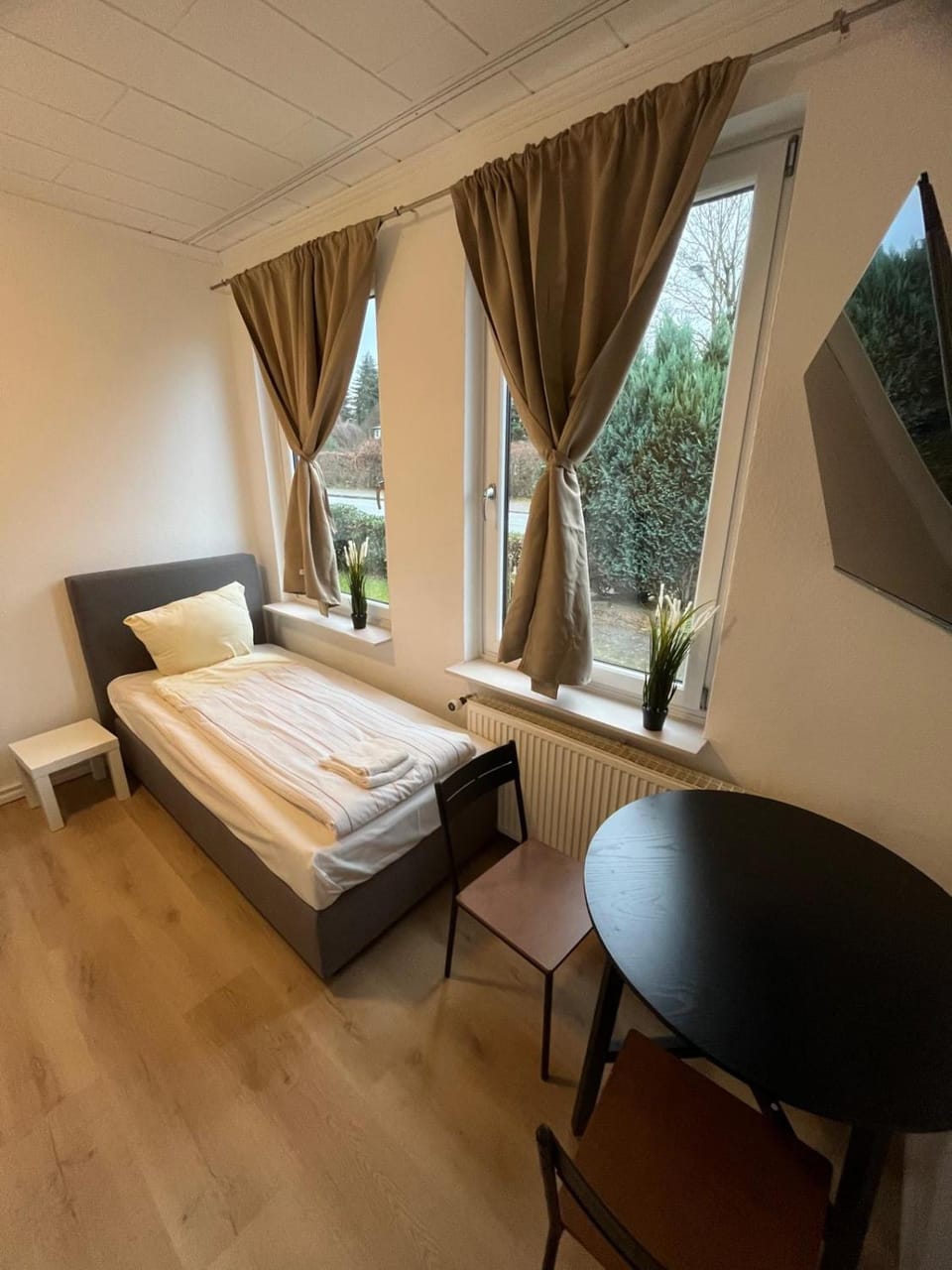Bed, Seating area, Bedroom
