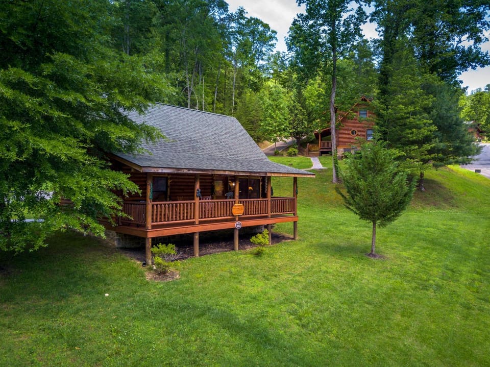 Property building, Spring, Day, Neighbourhood, Natural landscape, Balcony/Terrace, pet friendly