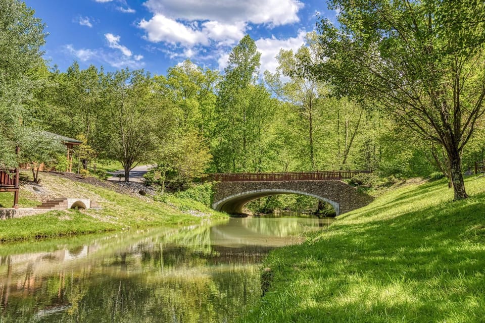 Nearby landmark, Spring, Day, Natural landscape, Mountain view, River view, pet friendly