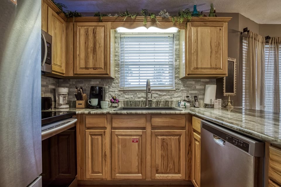 Coffee/tea facilities, Kitchen or kitchenette, Decorative detail, dishwasher, oven, stove, toaster
