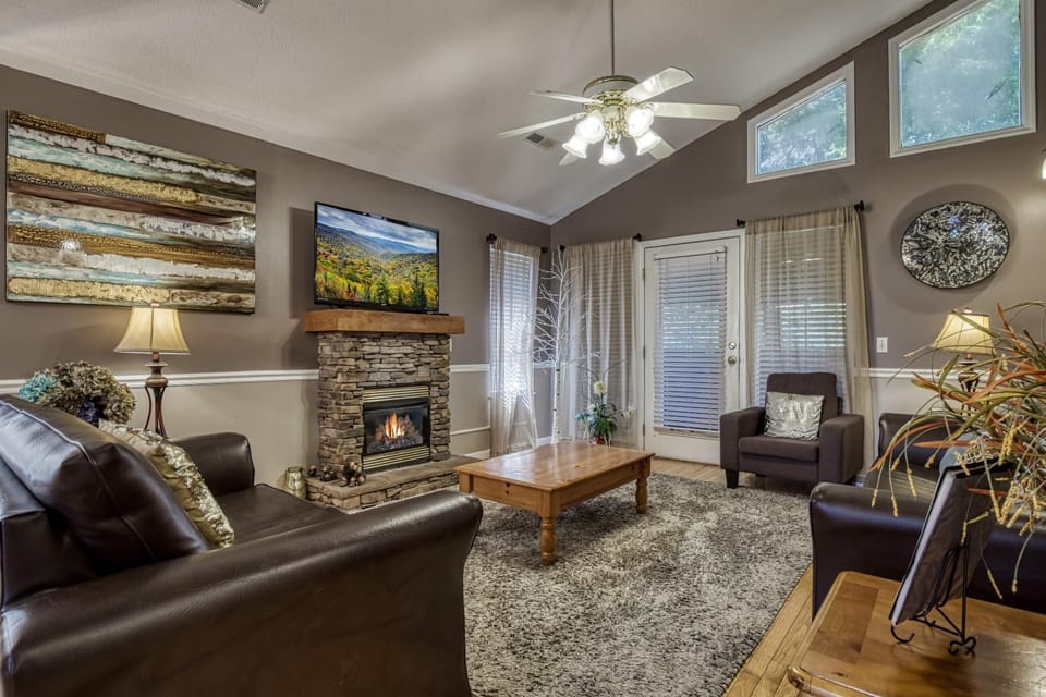 TV and multimedia, Balcony/Terrace, Living room, Decorative detail, Seating area, fireplace