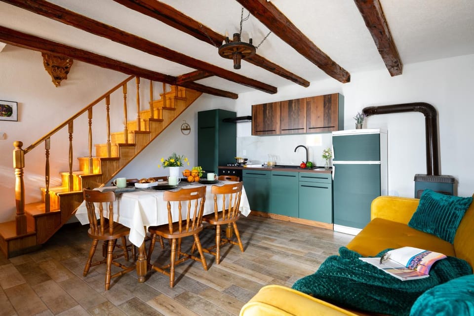 Seating area, Dining area, kitchen