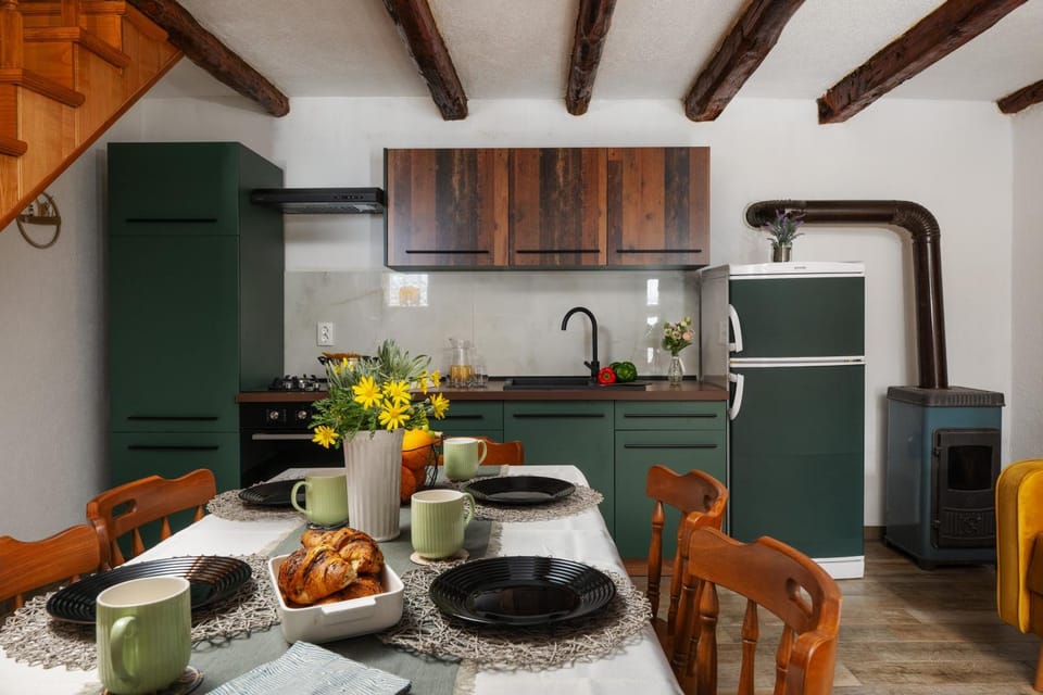 Seating area, Dining area, oven, kitchen
