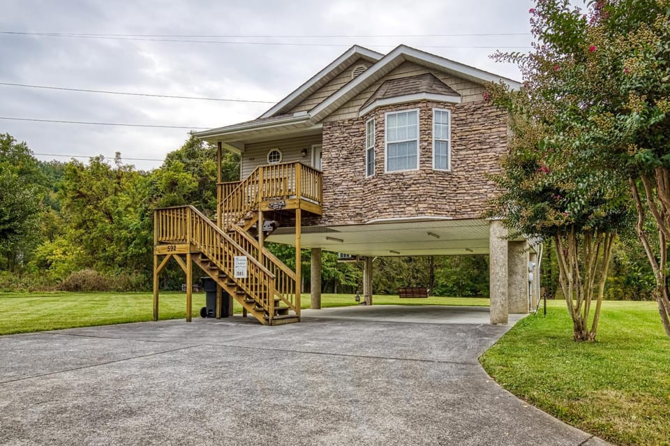 Property building, Spring, Day, Natural landscape, Balcony/Terrace, Seating area, River view, Parking