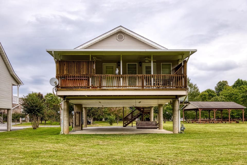 Property building, Spring, Day, Neighbourhood, Natural landscape, Hot Tub, Balcony/Terrace, Seating area, Parking