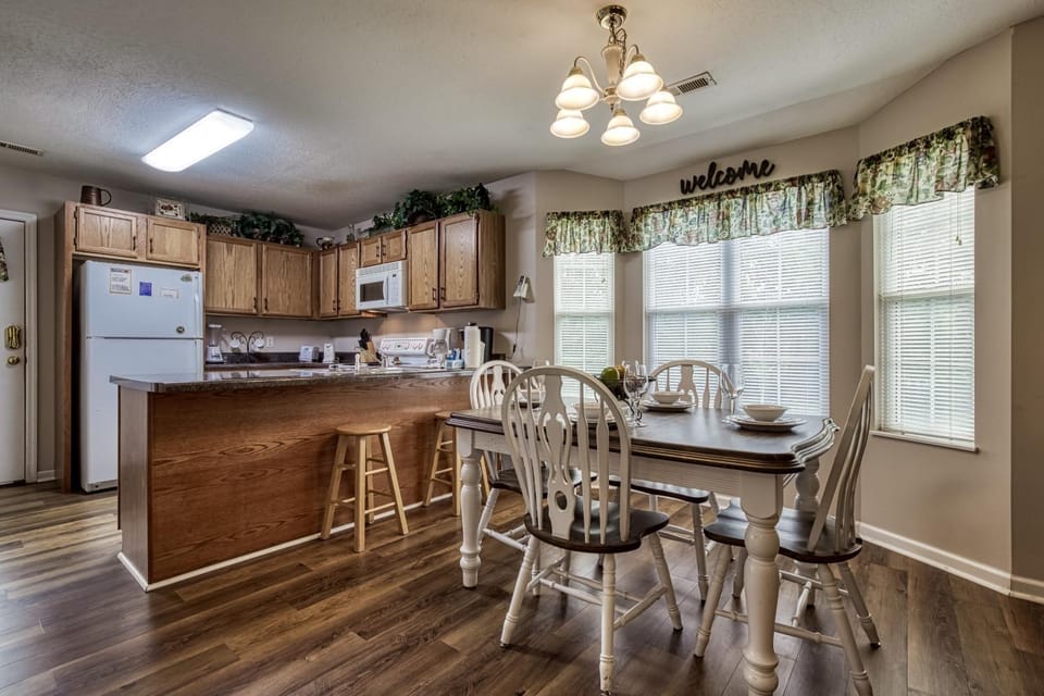 Coffee/tea facilities, Kitchen or kitchenette, Dining area, microwave, oven, stove, toaster