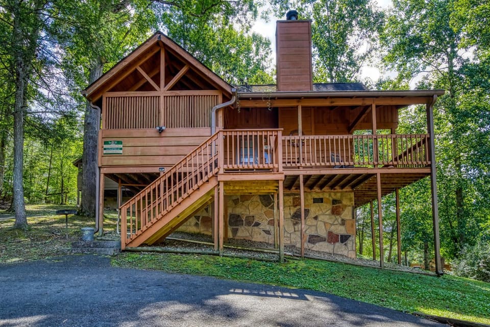 Property building, Day, Natural landscape, BBQ facilities, Seating area, Parking, pet friendly