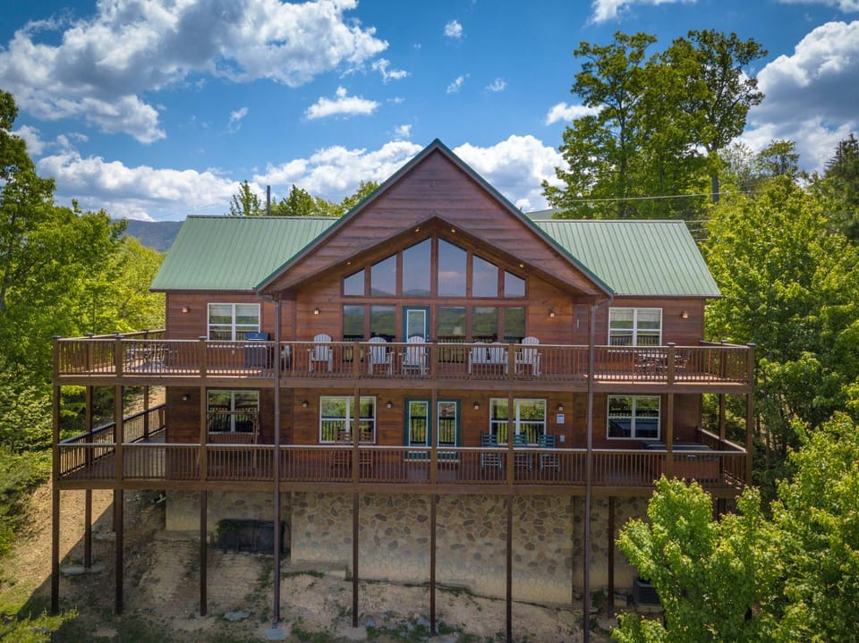 Property building, Spring, Day, Natural landscape, Bird's eye view, View (from property/room), Balcony/Terrace, Decorative detail, Seating area, Mountain view