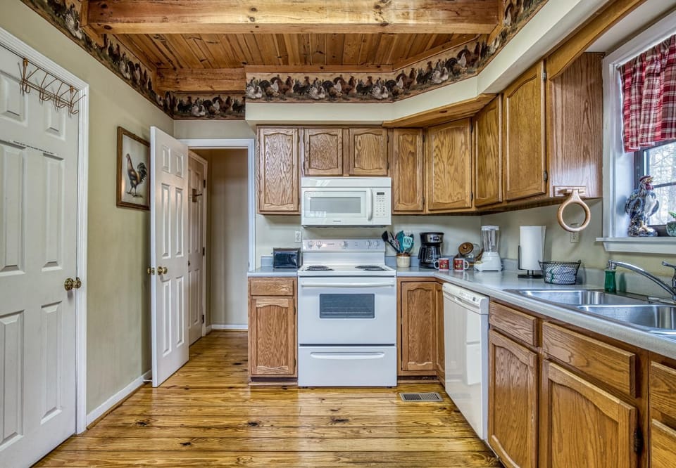 Bathroom, Kitchen or kitchenette, dishwasher, microwave, oven, stove, toaster