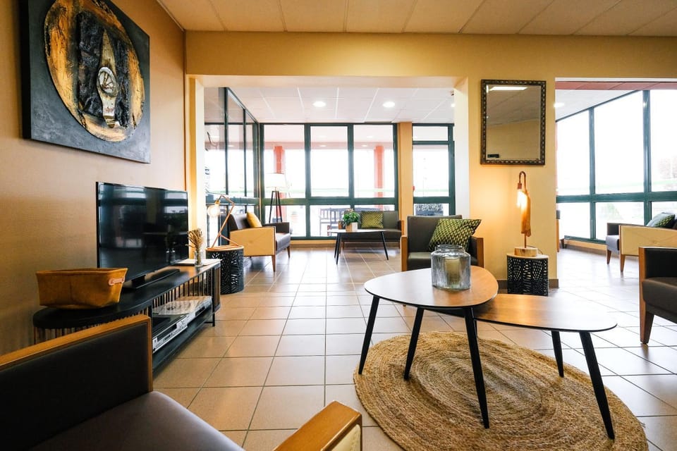 Communal lounge/ TV room, Living room, Seating area