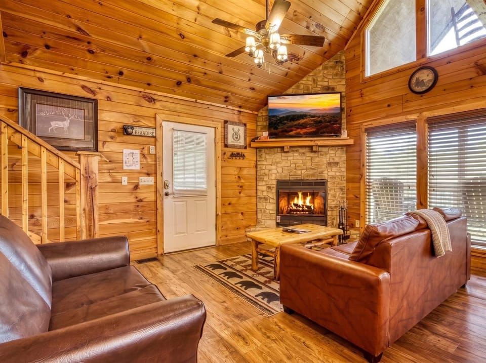 Communal lounge/ TV room, TV and multimedia, Living room, Decorative detail, Decorative detail, Seating area, Evening entertainment, Entertainment, fireplace, fireplace