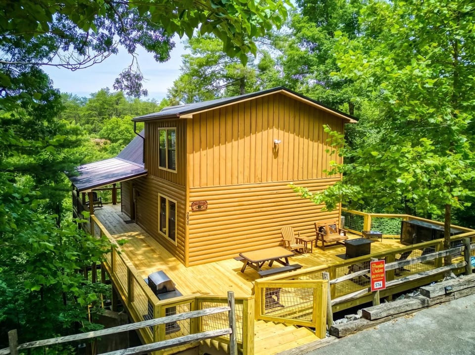 Property building, Spring, Day, Natural landscape, BBQ facilities, BBQ facilities, View (from property/room), View (from property/room), Balcony/Terrace, Balcony/Terrace, Decorative detail, Decorative detail, Seating area, Mountain view, Mountain view