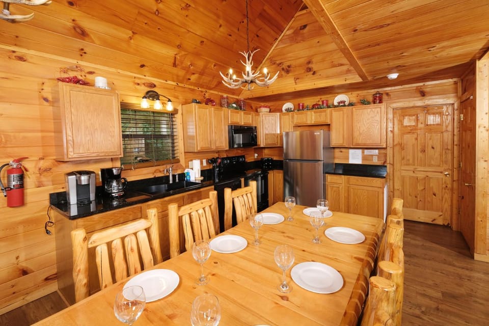 Coffee/tea facilities, Kitchen or kitchenette, Decorative detail, Dining area, dishwasher, oven, stove, toaster