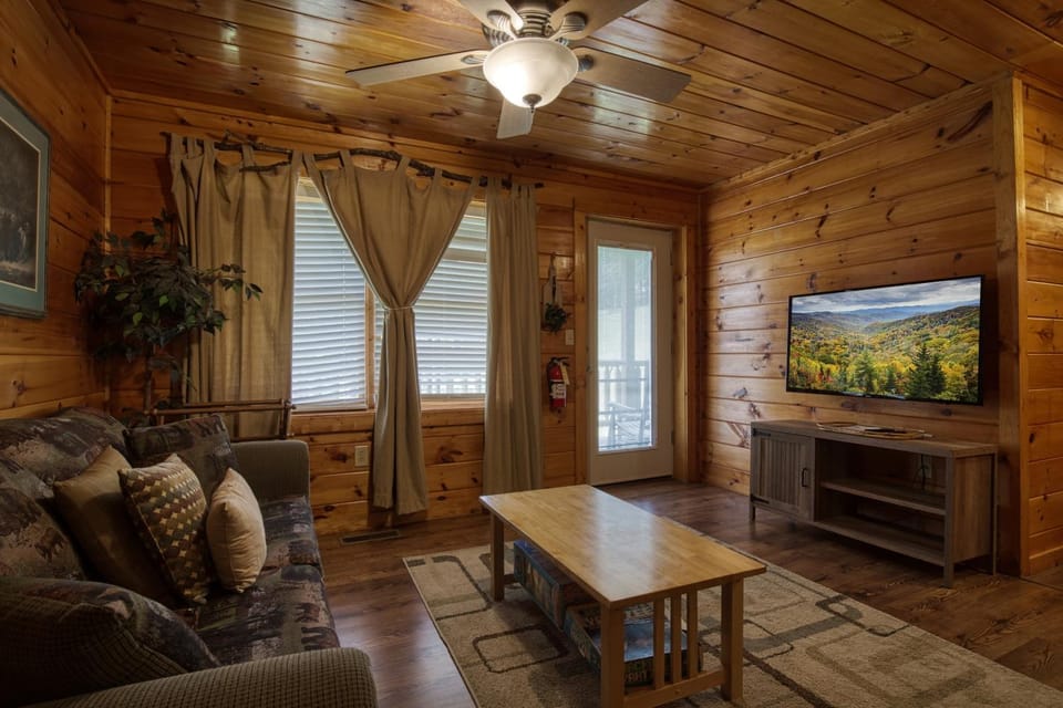 Communal lounge/ TV room, TV and multimedia, Living room, Decorative detail, Decorative detail, Seating area, Evening entertainment, Entertainment