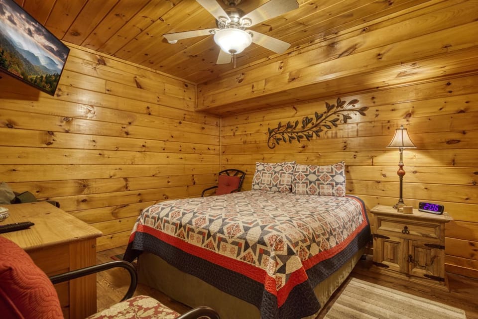 Bed, TV and multimedia, Photo of the whole room, Decorative detail, Decorative detail, Bedroom