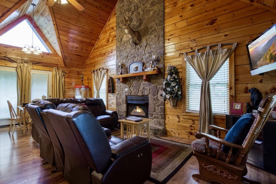 TV and multimedia, Living room, Seating area, Dining area, fireplace