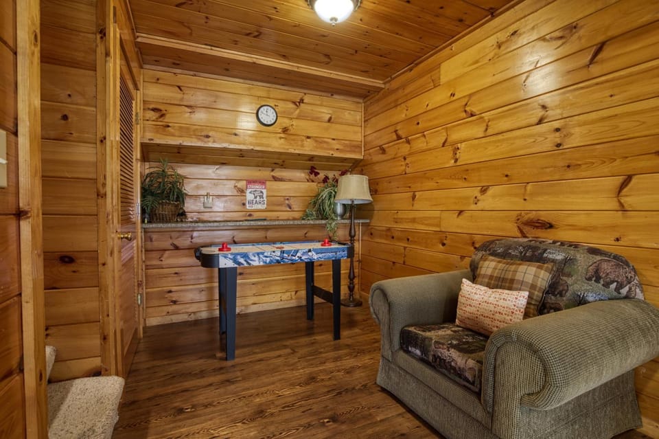 Game Room, Living room, Decorative detail, Decorative detail, Seating area, Evening entertainment, Entertainment