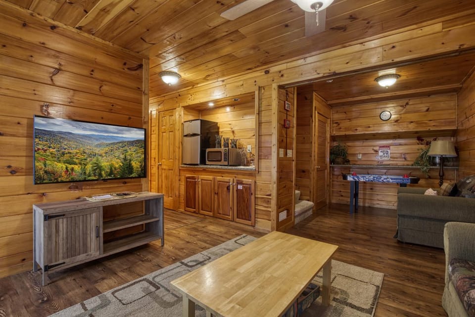Communal lounge/ TV room, Game Room, TV and multimedia, Living room, Decorative detail, Decorative detail, Seating area, Evening entertainment, Entertainment