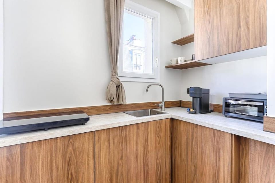 Coffee/tea facilities, stove, toaster