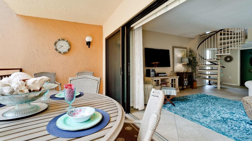 Dining area, Pool view