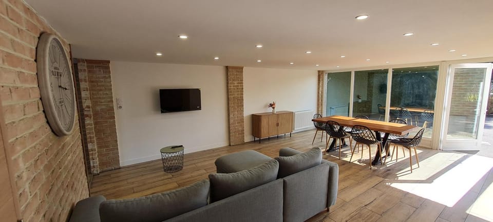 TV and multimedia, Living room, Dining area