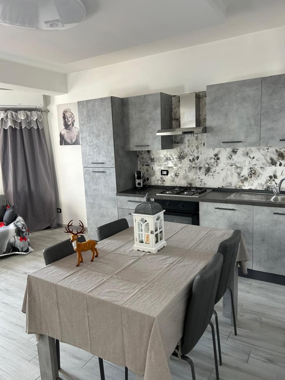 Kitchen or kitchenette, Dining area, stove