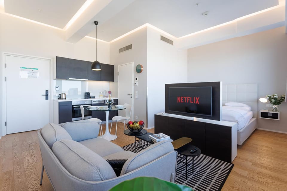 TV and multimedia, Kitchen or kitchenette, Living room, Seating area, Dining area, oven, stove