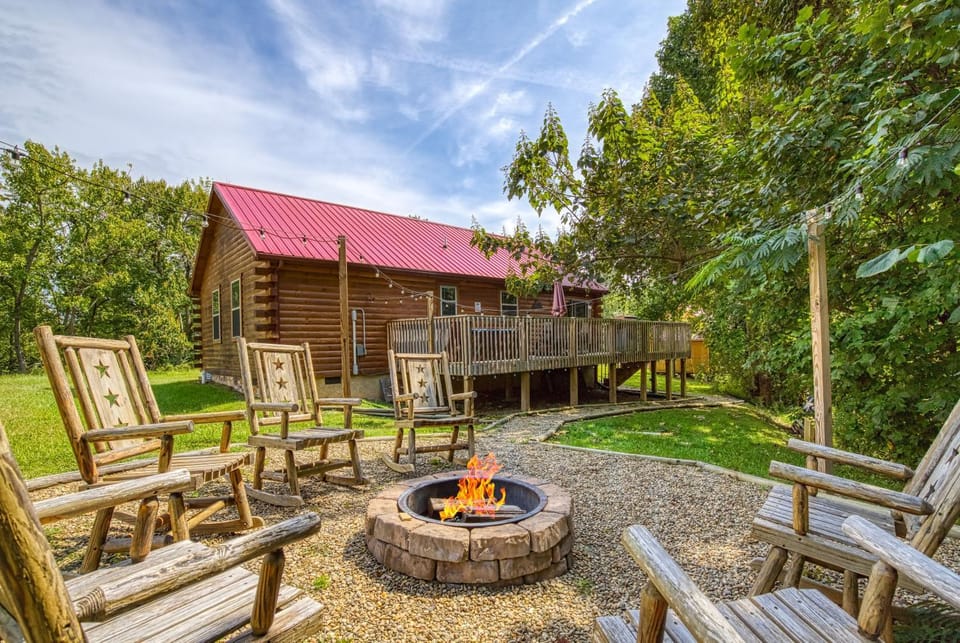 Property building, Patio, Spring, Day, Natural landscape, BBQ facilities, View (from property/room), View (from property/room), Balcony/Terrace, Balcony/Terrace, Decorative detail, Decorative detail, Seating area, Evening entertainment