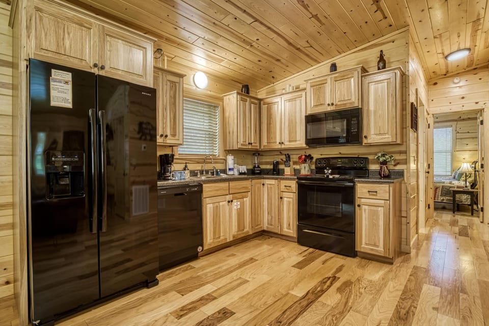 Coffee/tea facilities, Kitchen or kitchenette, Decorative detail, Decorative detail, Communal kitchen, dishwasher, microwave, oven, stove, stove, toaster, kitchen, kitchen