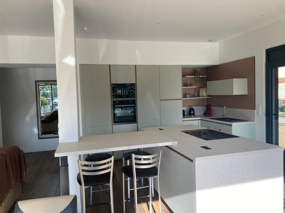 Kitchen or kitchenette, Dining area, dishwasher, oven, stove