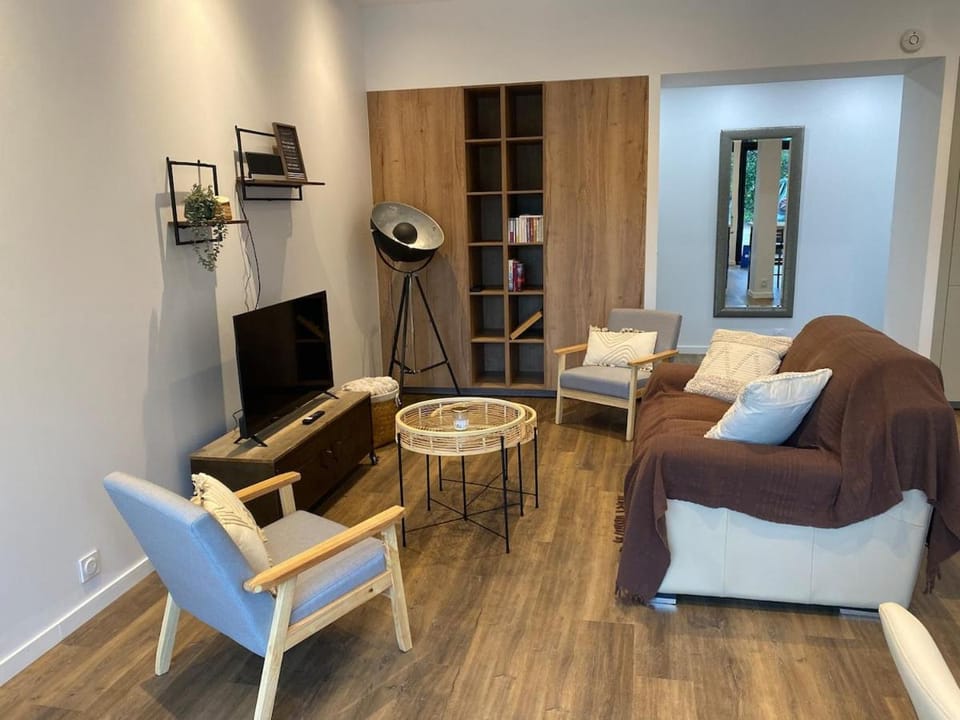 Communal lounge/ TV room, Library, TV and multimedia, Living room, Seating area