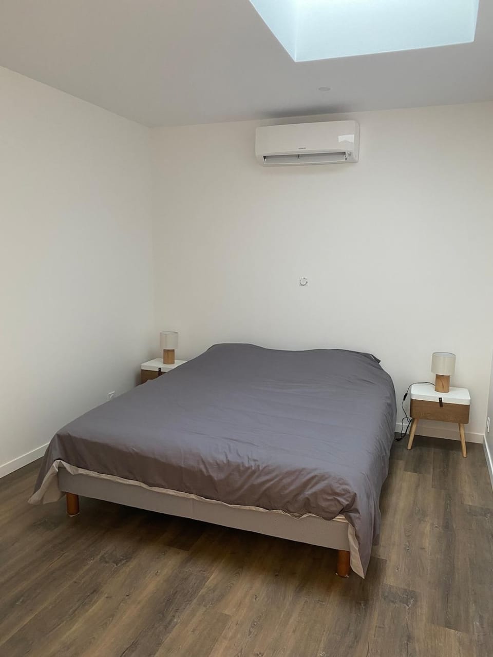 Bed, Photo of the whole room, Bedroom, air conditioner