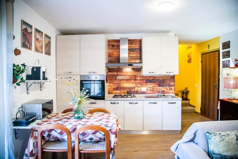Kitchen or kitchenette, Living room, dishwasher, stove