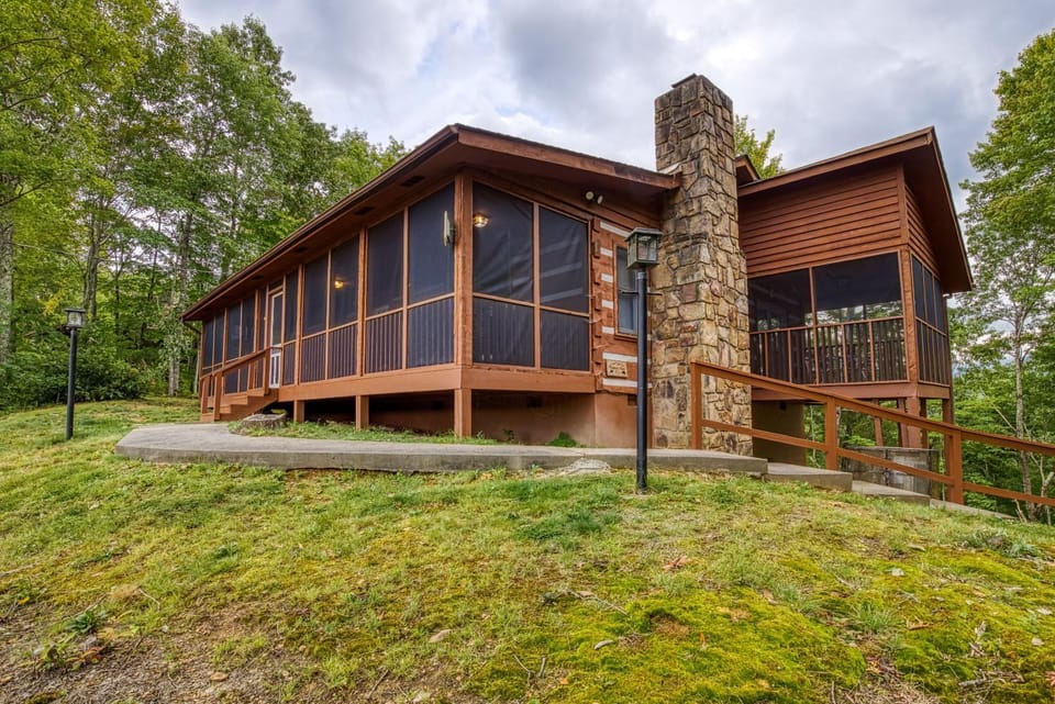Property building, Facade/entrance, Spring, Day, Natural landscape, View (from property/room), Balcony/Terrace, Mountain view, pet friendly