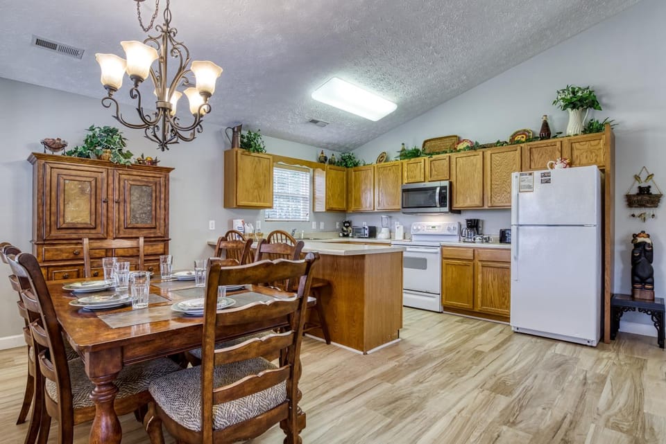 Coffee/tea facilities, Kitchen or kitchenette, Decorative detail, Decorative detail, Dining area, Communal kitchen, Pets, Pets, dishwasher, microwave, oven, pet friendly, pet friendly, stove, stove, toaster, toaster, kitchen, kitchen