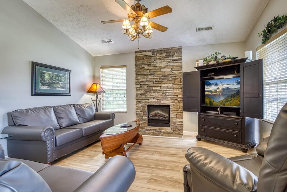 Communal lounge/ TV room, TV and multimedia, Living room, Decorative detail, Decorative detail, Seating area, Evening entertainment, Pets, Pets, Entertainment, fireplace, fireplace, pet friendly, pet friendly