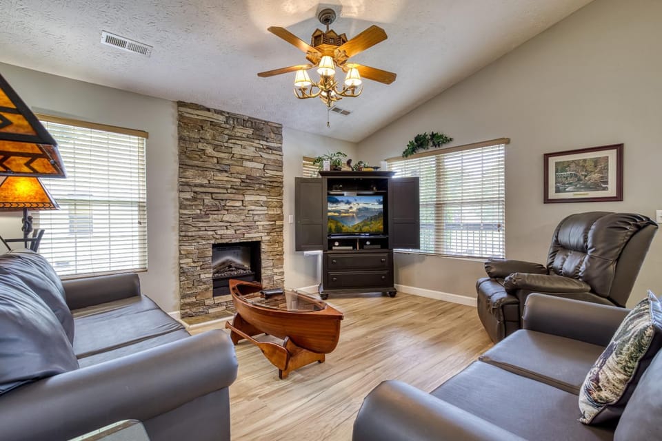 Communal lounge/ TV room, TV and multimedia, Living room, Decorative detail, Decorative detail, Seating area, Evening entertainment, Pets, Pets, Entertainment, fireplace, fireplace, pet friendly, pet friendly