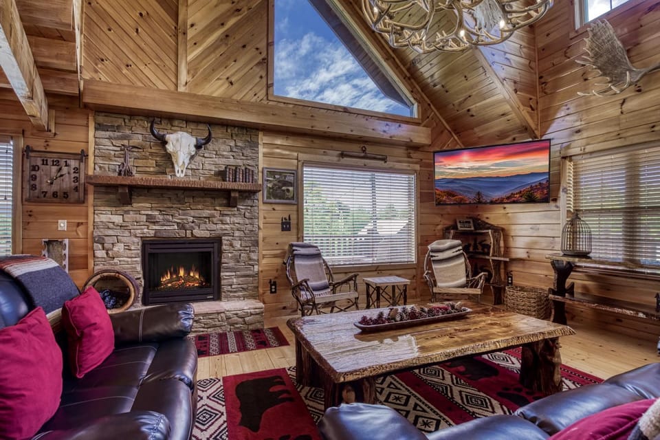 Communal lounge/ TV room, TV and multimedia, Living room, Decorative detail, Seating area, Evening entertainment, Mountain view, fireplace