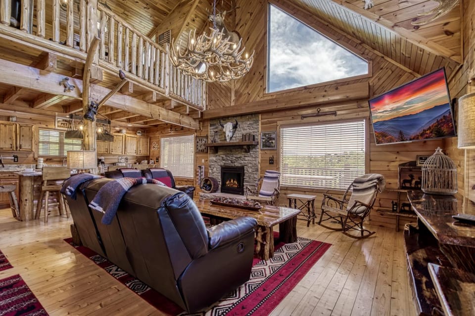 TV and multimedia, Living room, Decorative detail, Seating area, Mountain view, fireplace, kitchen