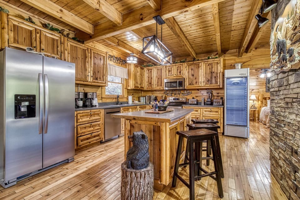 Coffee/tea facilities, Kitchen or kitchenette, Decorative detail, Decorative detail, Seating area, Dining area, dishwasher, microwave, minibar, oven, pet friendly, stove, toaster, toaster, kitchen, kitchen