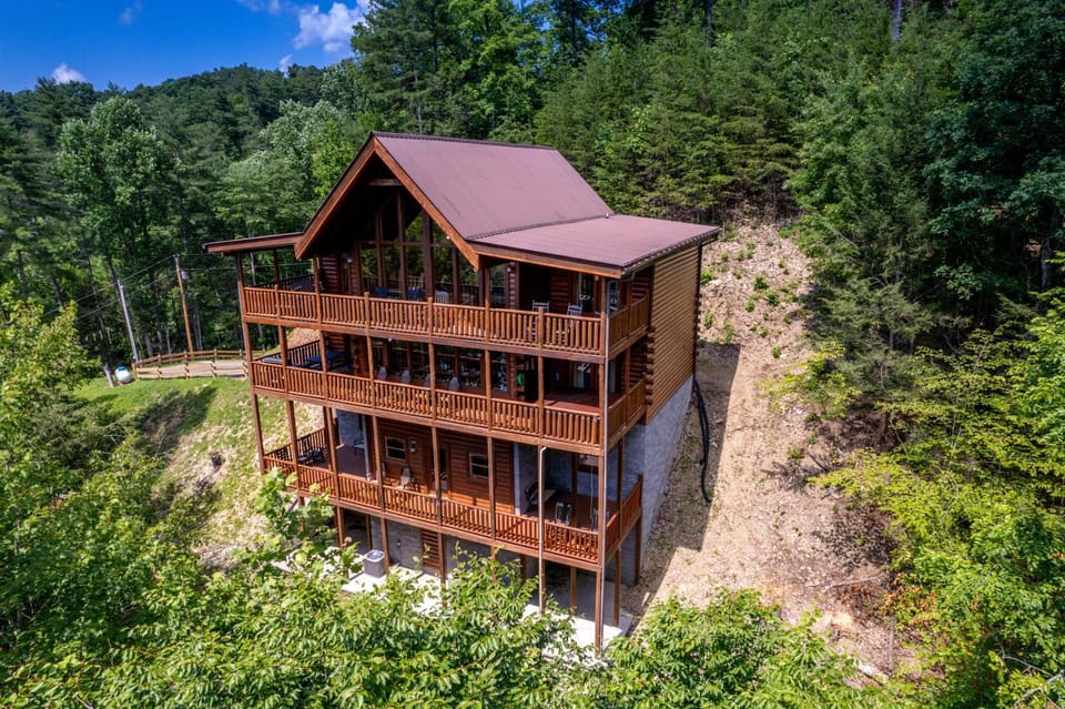 Property building, Spring, Day, Neighbourhood, Natural landscape, Bird's eye view, View (from property/room), Balcony/Terrace, Decorative detail, Seating area, Mountain view, pet friendly