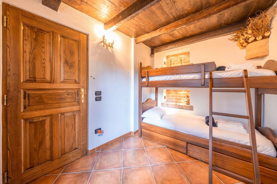 Bedroom, bunk bed