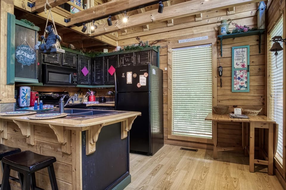 Coffee/tea facilities, Kitchen or kitchenette, Decorative detail, Seating area, microwave, minibar, oven, pet friendly, stove, toaster, kitchen